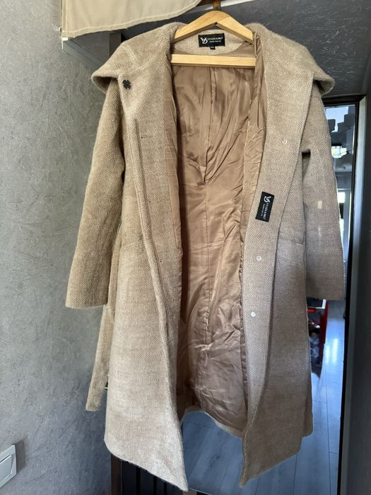 Продаётся женское пальто.