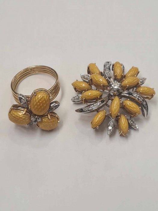 Set brosa si inel din aur galben si alb 18k cu diamante naturale si
