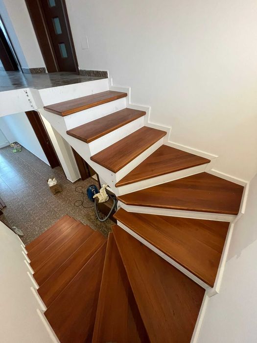 Scari de interior din lemn masiv (trepte / contratrepte) stejar/frasin