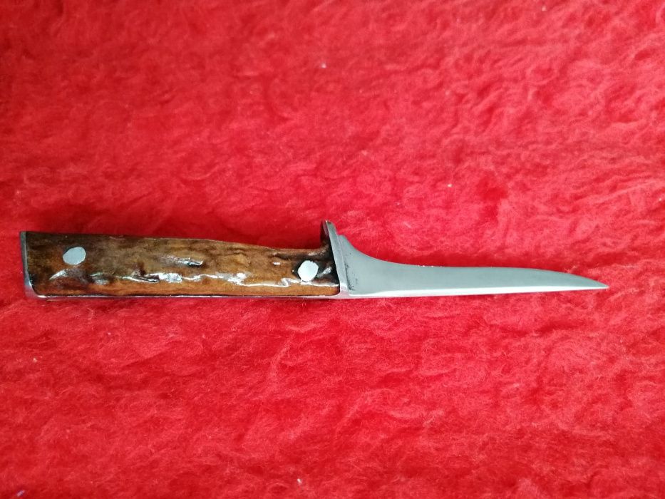 Cutit cu maner din corn de cerb