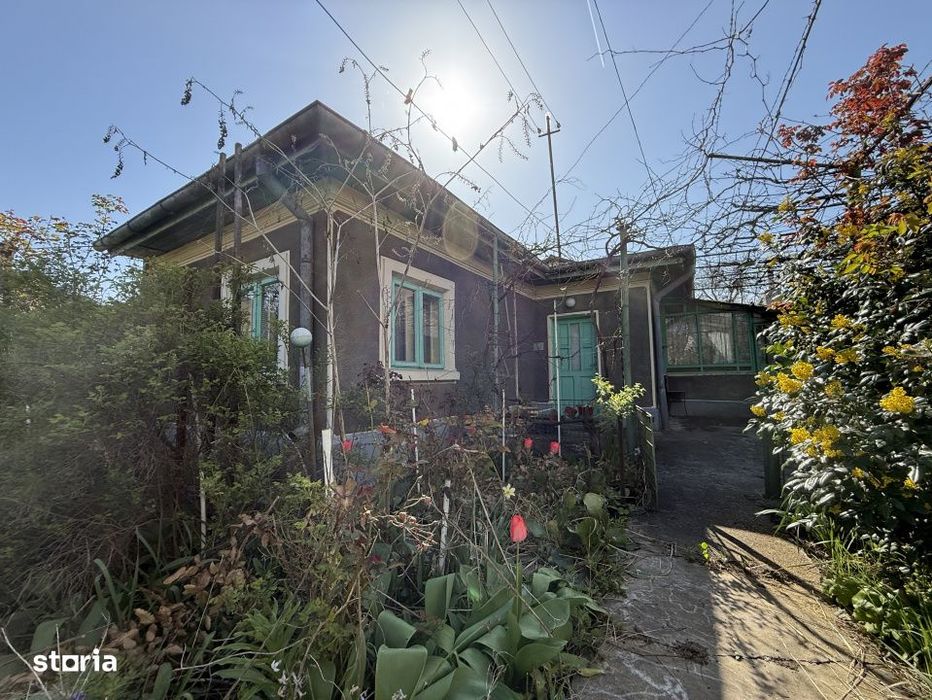 Casa cu gradina pe o strada linistita