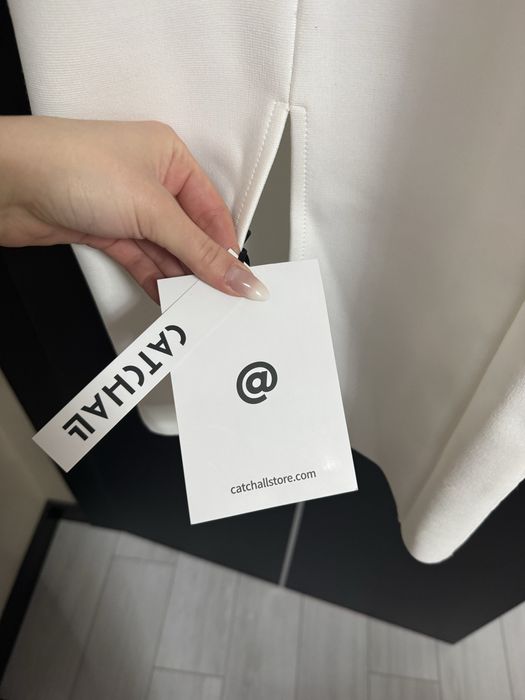 Бяла рокля за официален повод