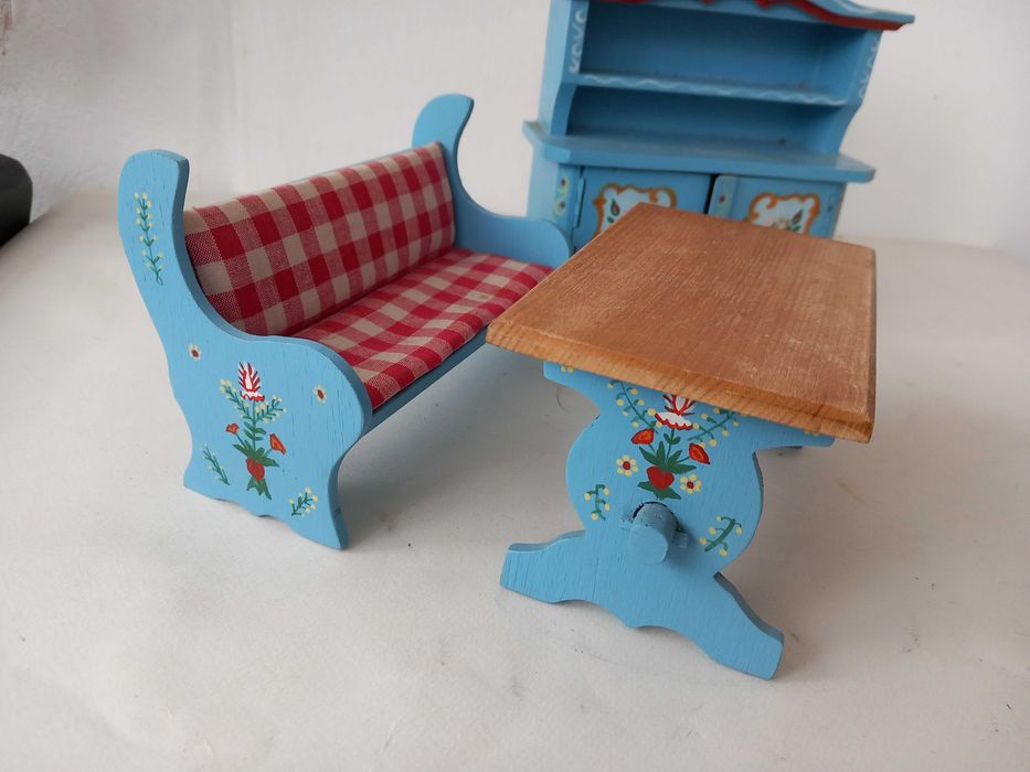 Mobilier Vechi In Miniatura,Anii ''70