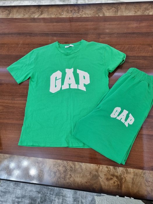 Разбираю гардероб.