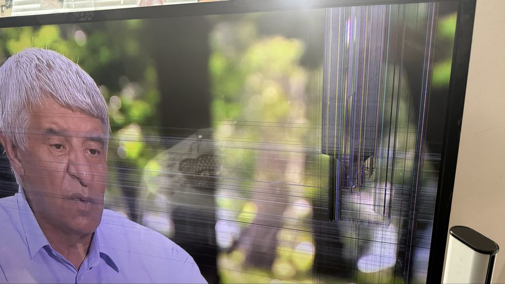 Телевизор Philips с пукнат екран