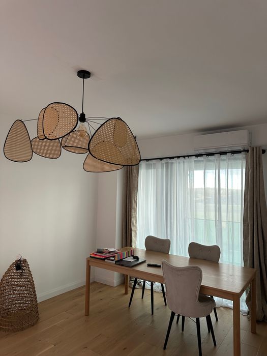 Masă de sufragerie scandinavă din lemn deschis la culoare