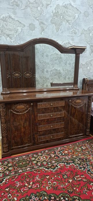 Спальный гарнитур сотилади.