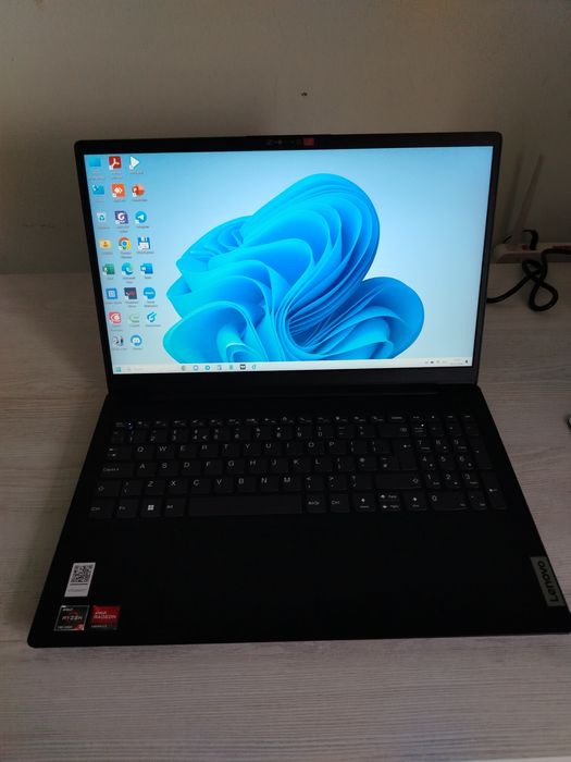 Noutbook satiladi Lenovo