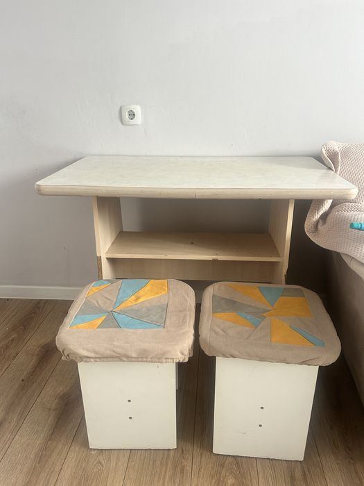 Продается стол и 4 стула, цена 10.000тг