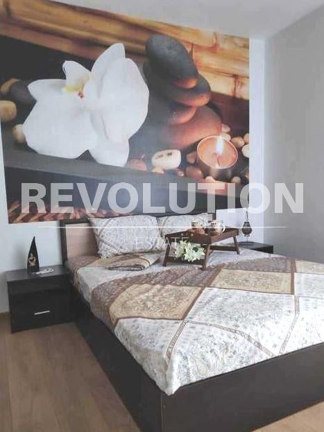 Дава се под наем Тристаен апартамент в Варна, Център - 112 кв.м за 698.19 € - Снимка #3