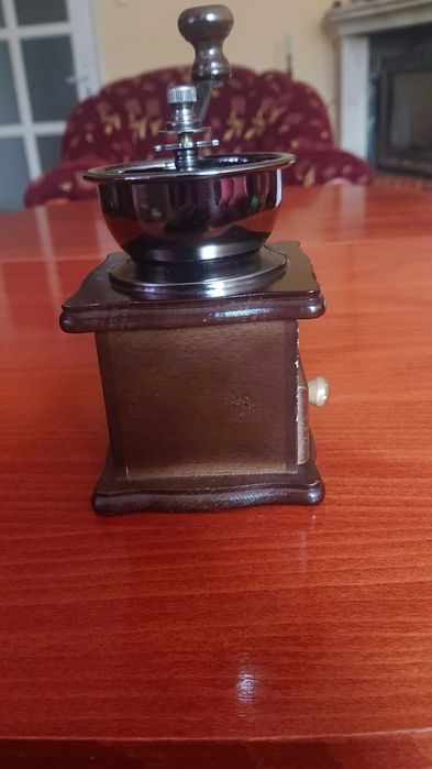 Нова ръчна мелничка за мелене на кафе, подправки.