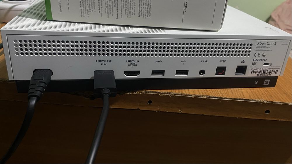 Xbox One S 512 GB + 2 геймпада + игры