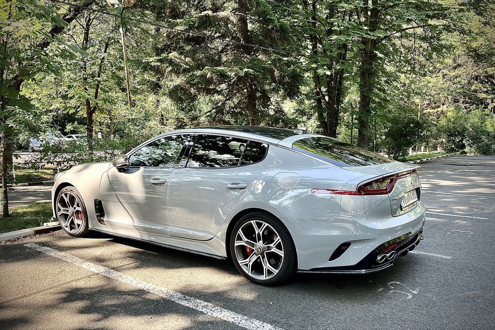 Vand Kia Stinger GT 3.3, 4WD, 400cp, carbon kit