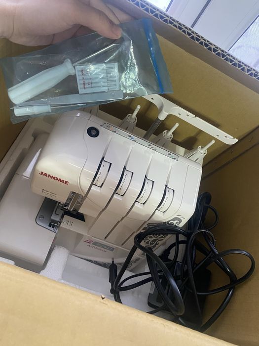 Оверлок новый 70000 тг, просто так стоит