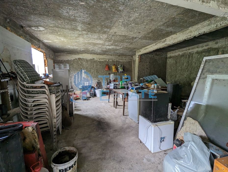 Масивна къща на груб строеж с голям двор и панорама в село Войнежа