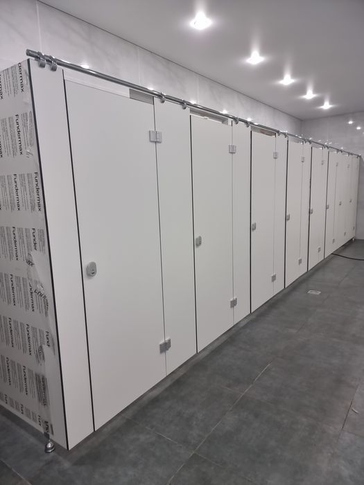 Сантехнические перегородки из HPL , Туалетные кабинки.