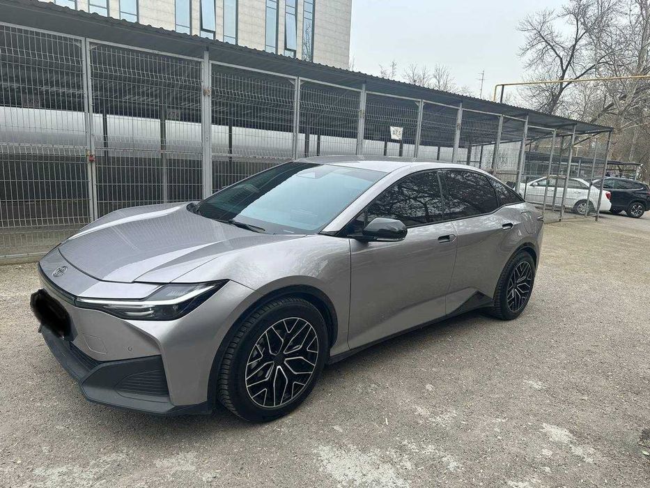 TOYOTA BZ3 срочно сотилади