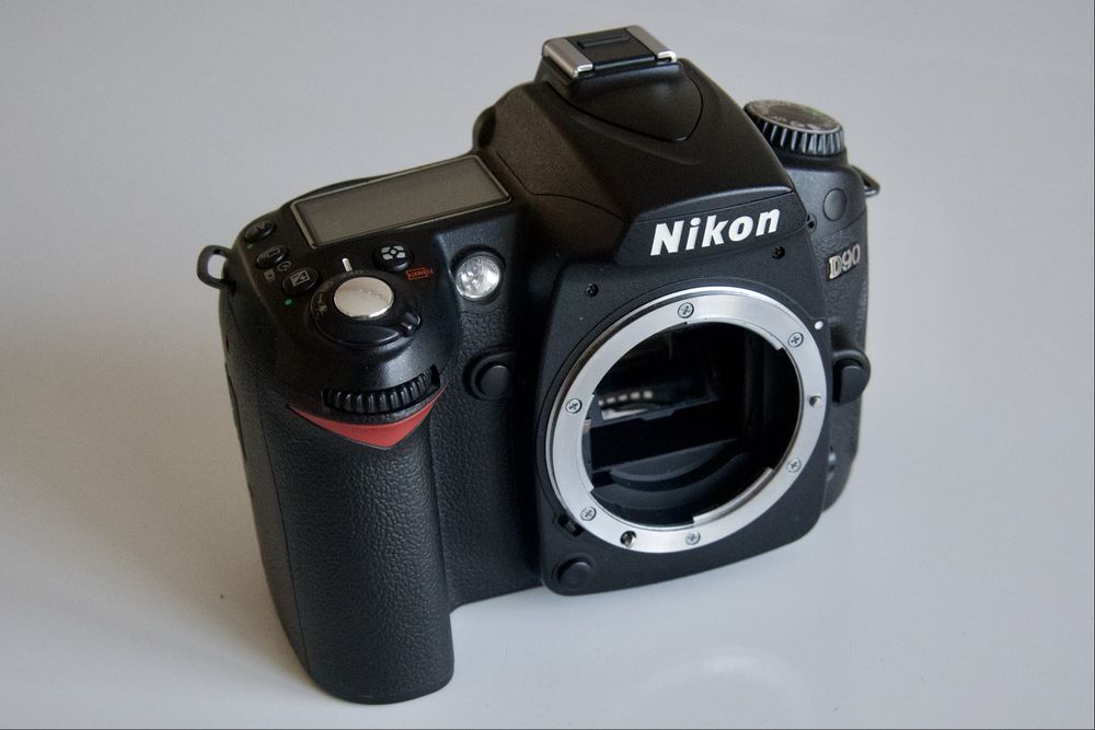 Продаю Nikon D90 + 2 объектива и сумка