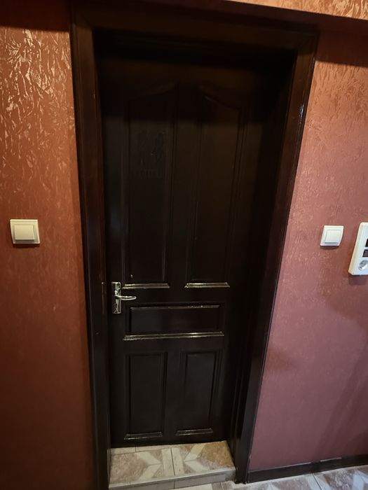 Интериорни врати от естествено дърво