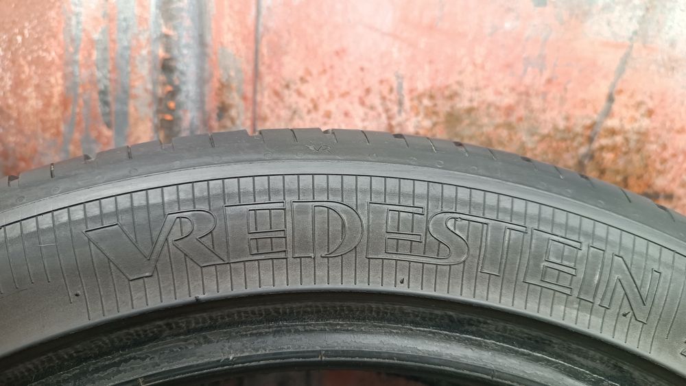 225/45/17 Vredestein .