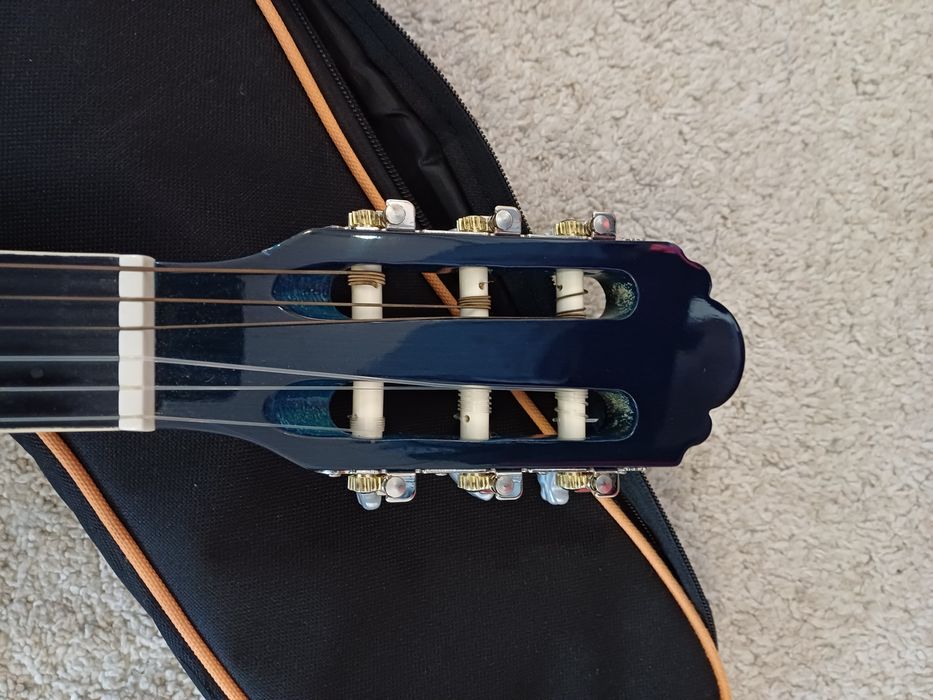 Chitara cu husa, suport de picior și suport partitura, ca noi