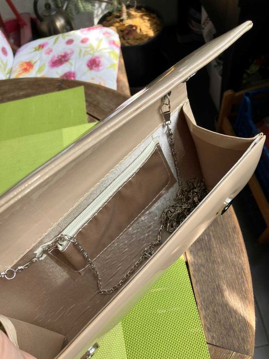 Чанта тип клъч, носена веднъж, няма следи от употреба, бежова