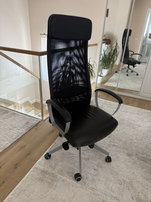 Scaun ikea rotativ din piele potrivit pentru birou