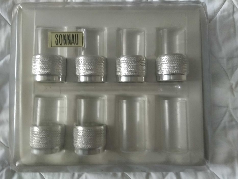 Продавам нови КЕРАМИЧНИ СЕРВИЗИ от соца за вино, ракия