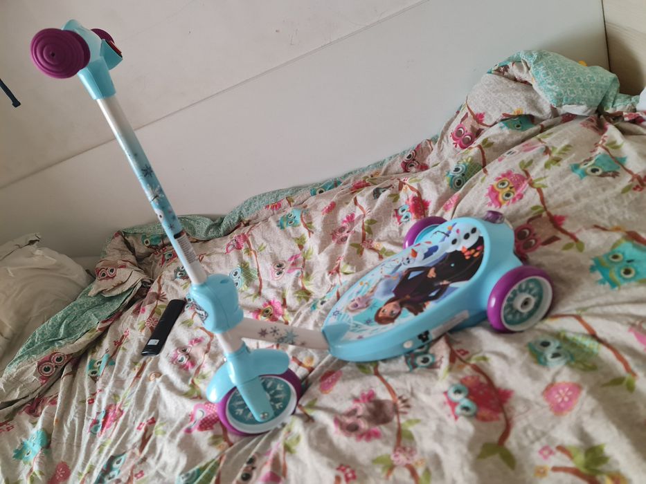 Trotineta electrica frozen pt copii