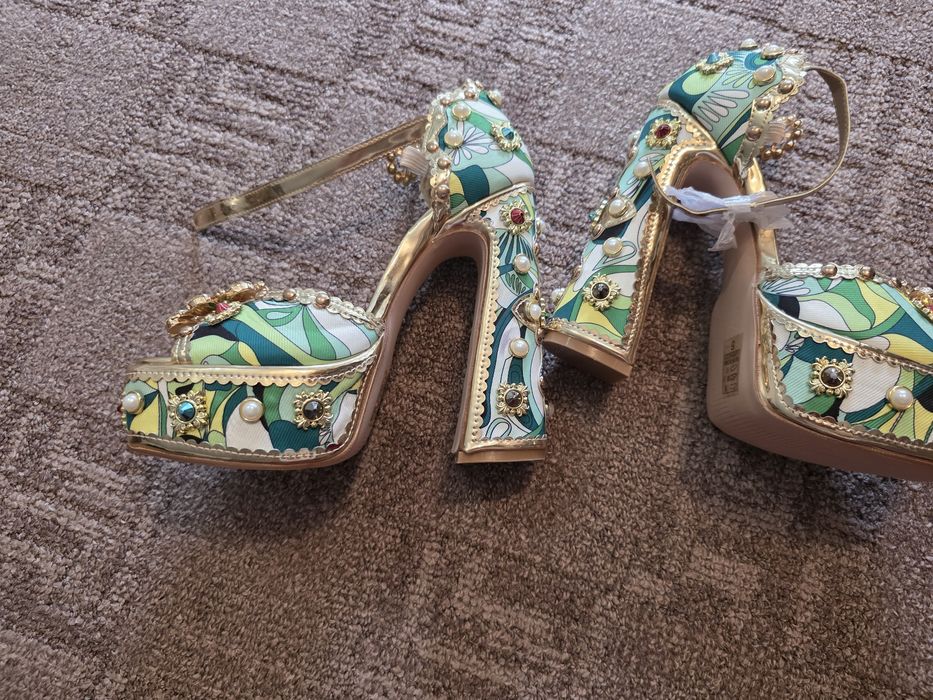 Sandale cu toc si platformă