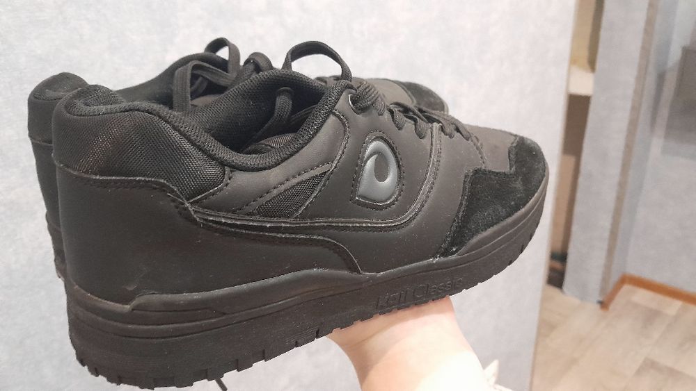 Продам кроссовки