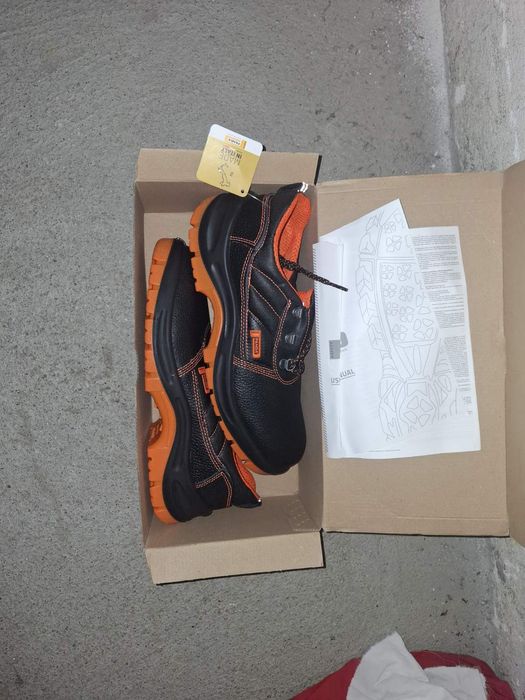 Нови работни обувки