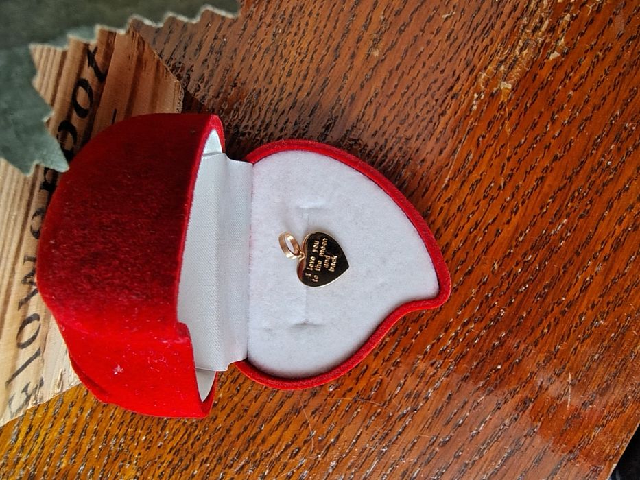 Елегантен златист медальон Сърце