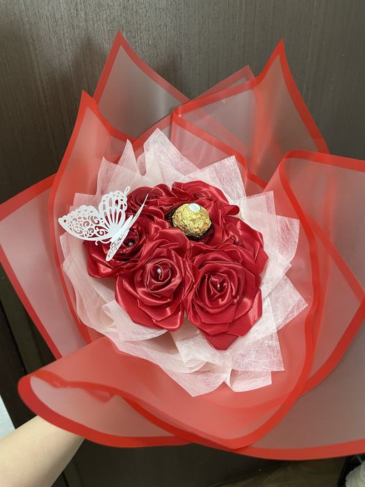 Букет от сатенени рози