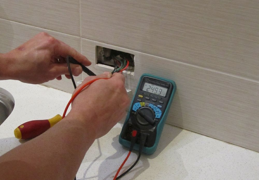 Electrician montare tablouri electrice