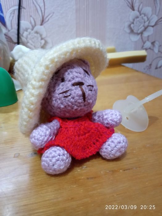 Продаётся игрушка-маленький вязанный котик.Ориентир Мирзо-Улугбекский