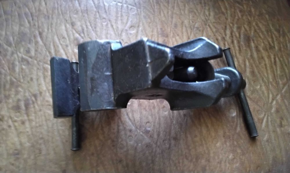 Часовникарско менгеме с наковалня