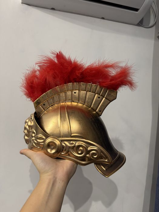 золотой шлем с перьями