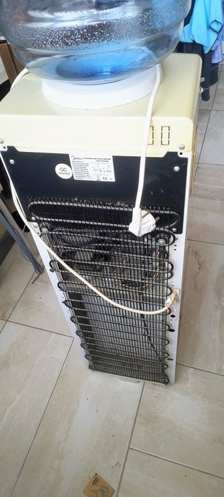 Диспансер за вода Midea
