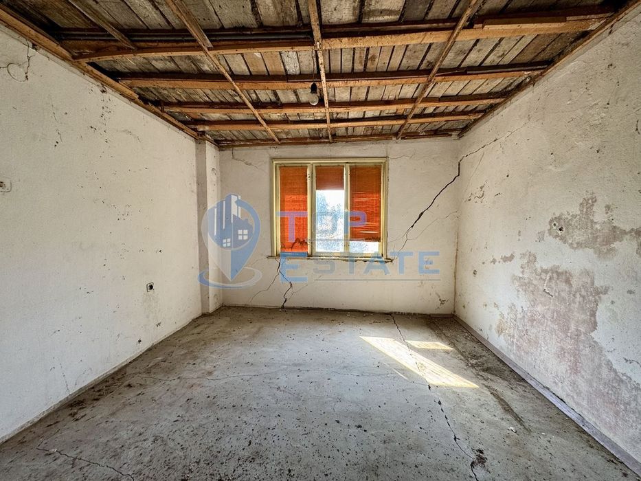 Тухлена къща с кладенец в село Добри дял, област Велико Търново