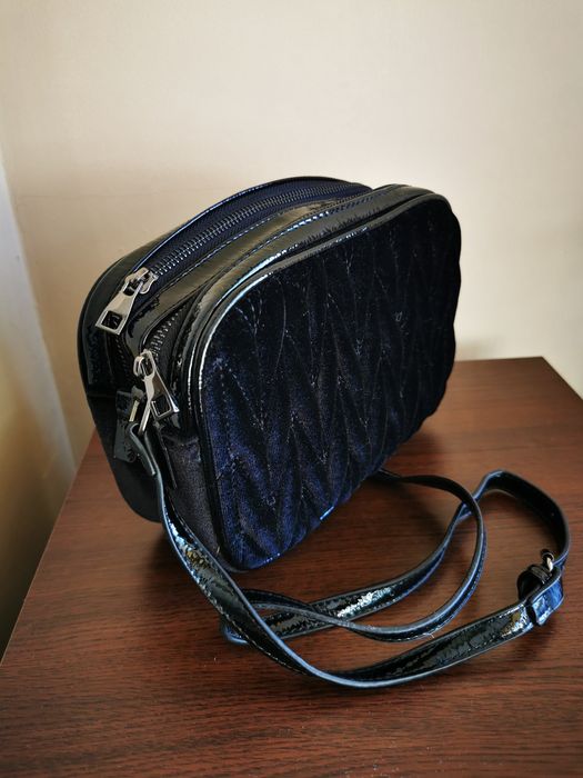 Малка черна чанта