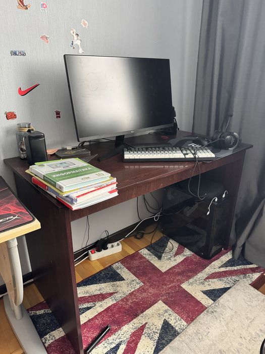 Стол письменный.