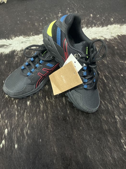 ПРОДАВАМ обувки на asics 37 номер
