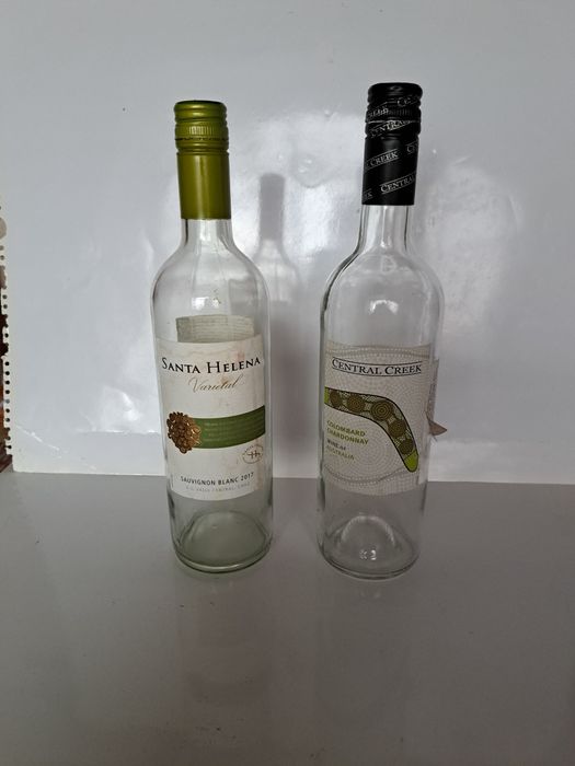 Бутилки с винтови капачки.