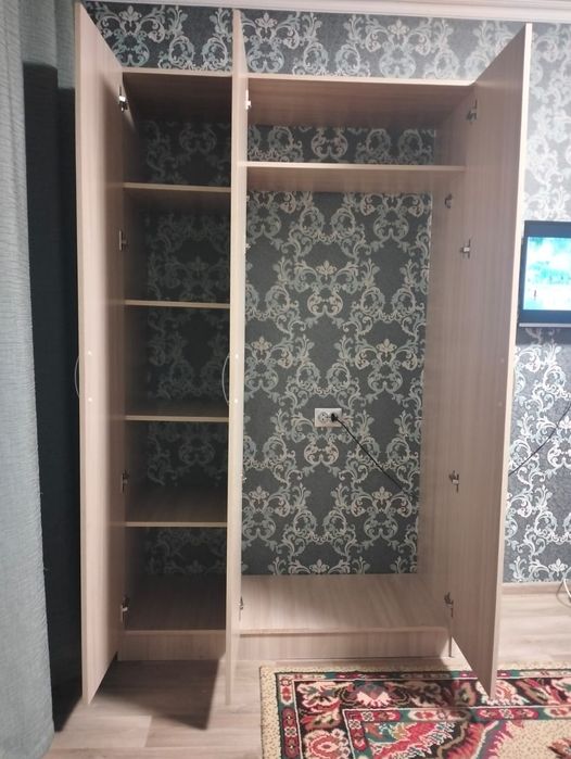 Продам трехстворчатый шифоньер