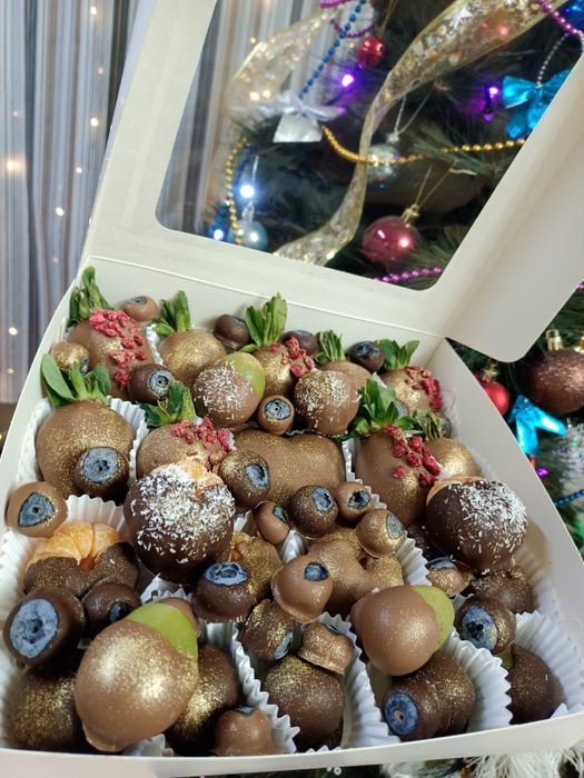 Фрукты и ягоды в шоколаде