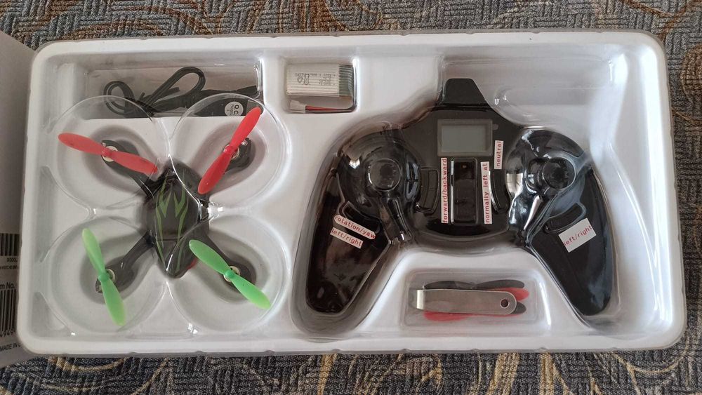 Dronă HUBSAN X4, 4 canale, deschisă pentru testare.