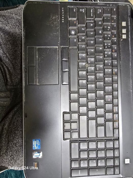 Продавам два лаптопа Asus и един DELL