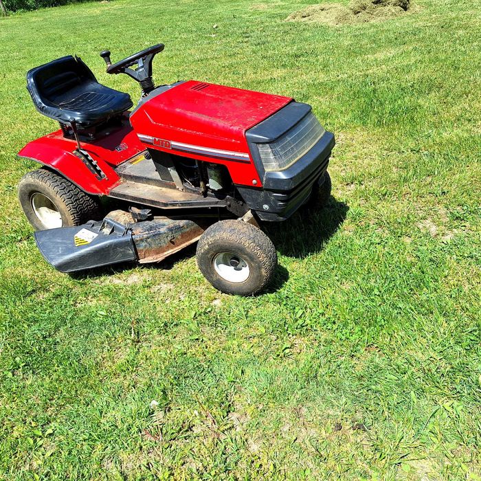 Tractoraș de tăiat iarbă