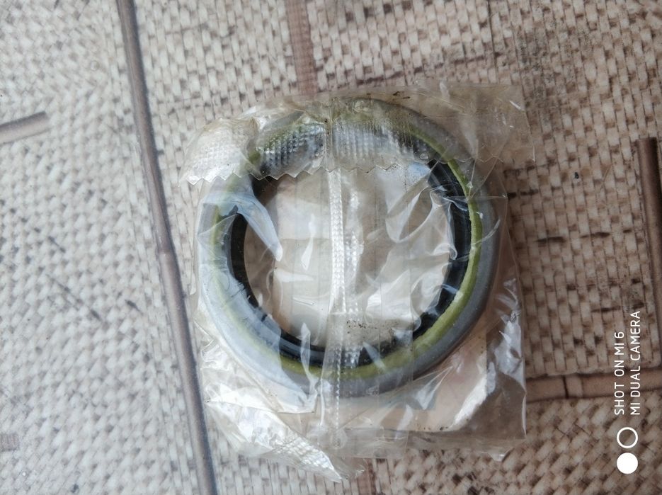 Подшипник и сальник ступицы